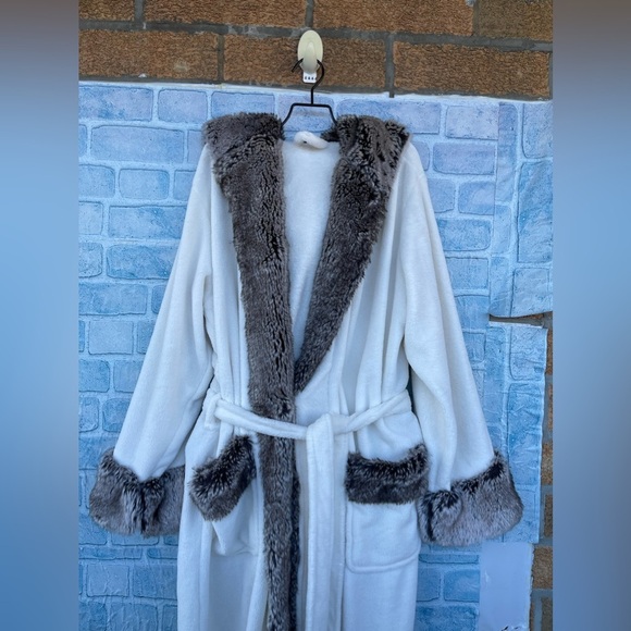 Pottery Barn White Faux Fur Trim robe size medium - Picture 3 of 13